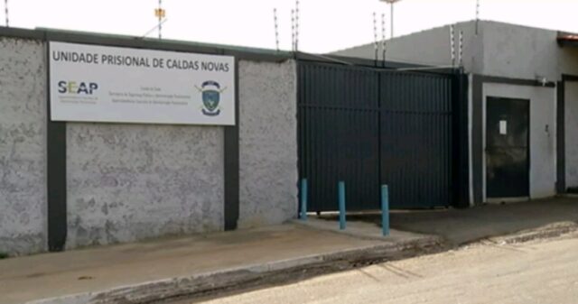 Vigilante penitenciário é baleado por colega dentro do presídio de Caldas Novas