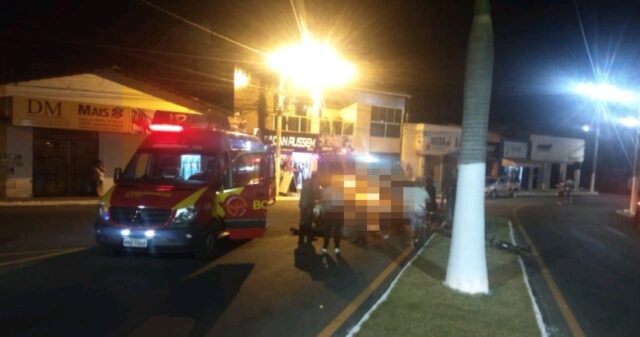 Duas mulheres ficam feridas em batida entre carro e moto no centro de Catalão