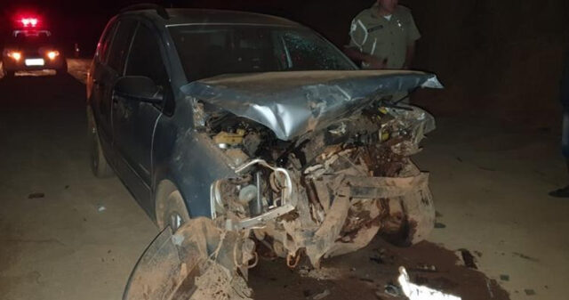 Carros batem de frente e motorista morre na BR-352 em Coromandel