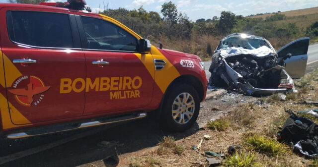 Colisão entre dois carros deixa dois mortos na GO 139 em Caldas Novas