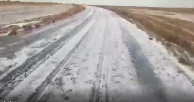 Tempestade de granizo deixa GO-341 embaixo de gelo, em Mineiros