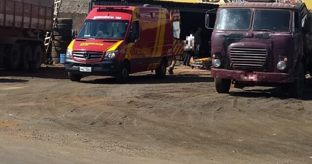 Peça de caminhão solta durante manutenção e homem fica ferido em Catalão