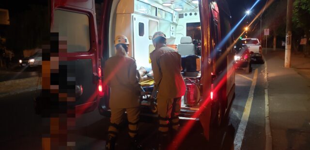 Motociclista fica ferido após bater em traseira de carro em avenida de Catalão