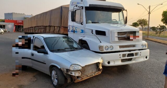 Acidente entre carro e carreta sem vítimas feridas no Setor Aeroporto