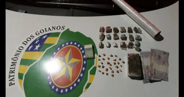 Mulher é presa praticando Tráfico de drogas no bairro Santa Terezinha