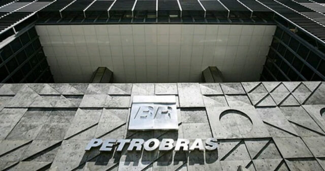 Petrobras aumenta em 2,5% preço da gasolina nas refinarias e pode sobrar para consumidor