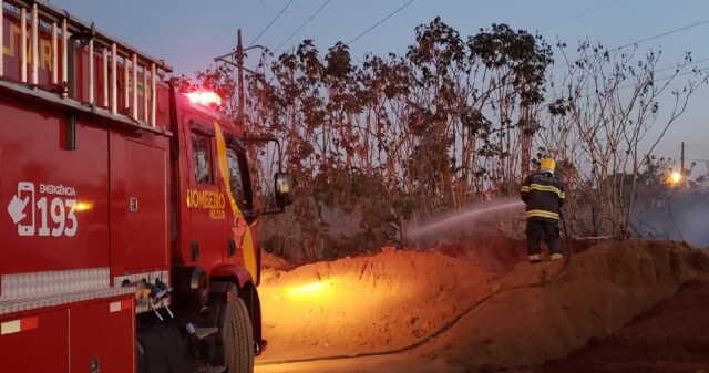Bombeiros combatem incêndio em vegetação em Catalão