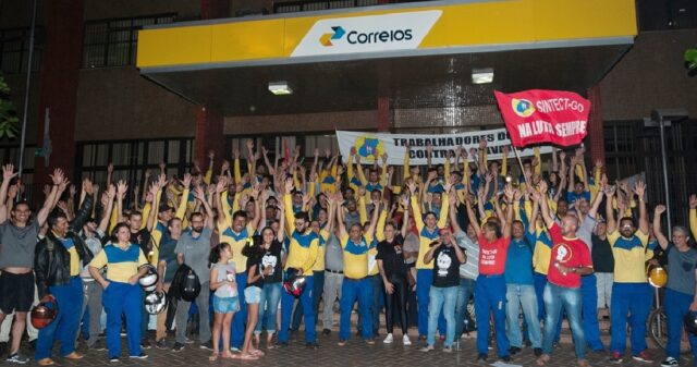 Trabalhadores dos Correios em Goiás estão em greve por tempo indeterminado