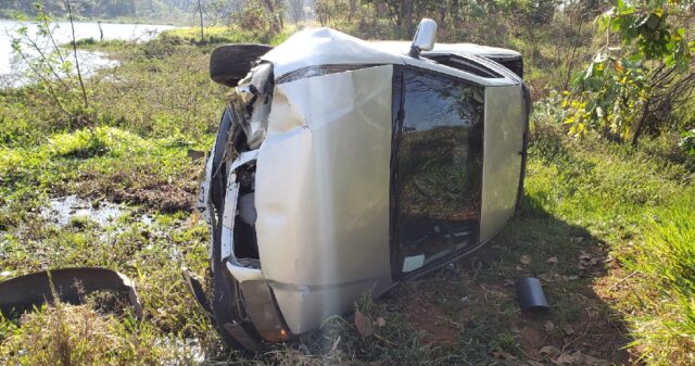 Homem fica ferido após o carro capotar em Catalão