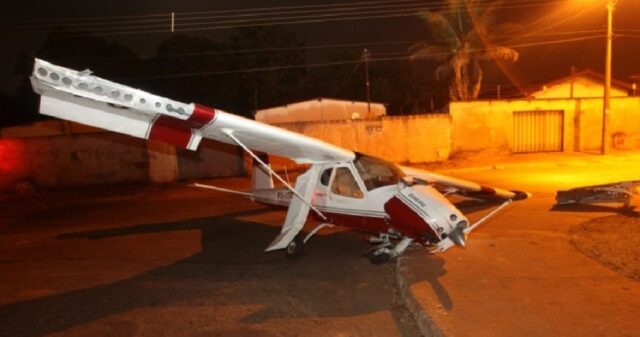 Avião de pequeno porte cai em rua de Trindade