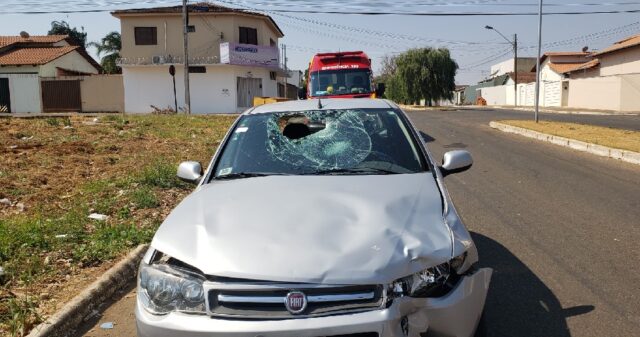 Motociclista fica gravemente ferido após colisão com carro em Catalão