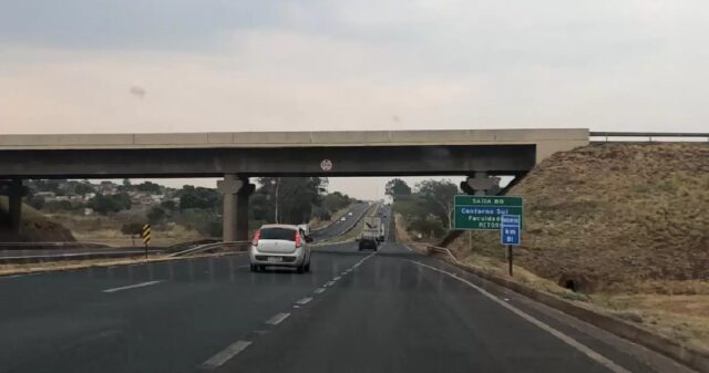 Veículo cai de viaduto em Uberlândia na Br 050 e vítimas são socorridas em estado grave