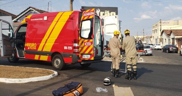 Mulher fica ferida após queda de moto no bairro São João