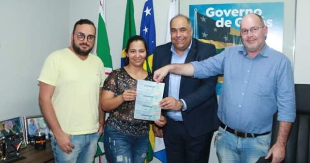 Vice-presidente da Agehab entrega benefícios para representantes da AEPAGO e MCP