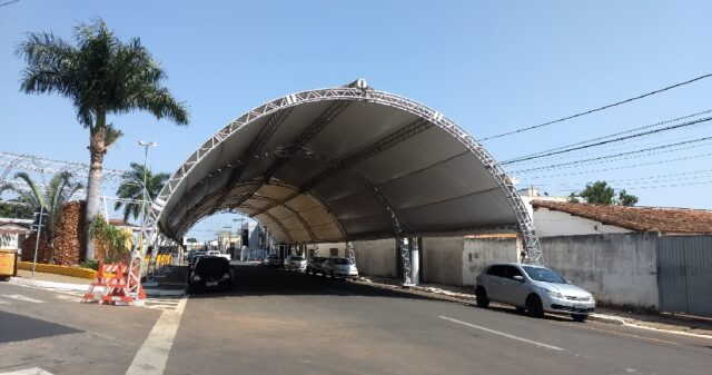 Em Catalão, ruas começam a ser interditadas para montagem da estrutura da Festa do Rosário