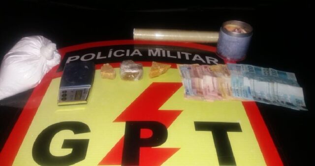 Polícia Militar prende traficante, apreende drogas e recupera uma motocicleta que havia sido furtada