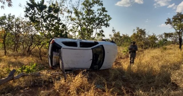 Capotamento na GO 330 deixa quatro pessoas feridas entre Três Ranchos e Ouvidor