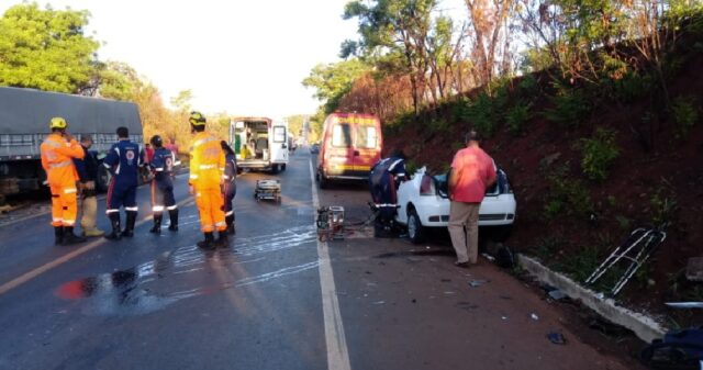 Condutora de veículo Pálio placas de Patrocínio morre em colisão com carreta na BR 365