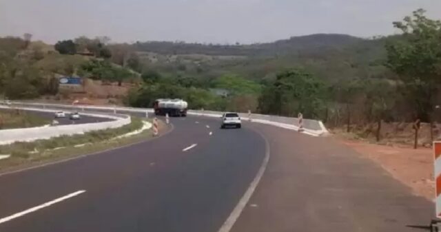 MISTÉRIO: Veículo é encontrado dentro de uma cratera na BR-050 em Araguari