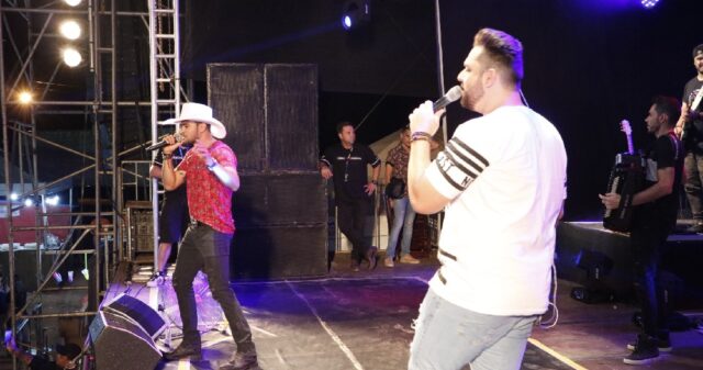 Show de Carvalho & Mariano marca o início da 7° Festa de Peão em Cumari