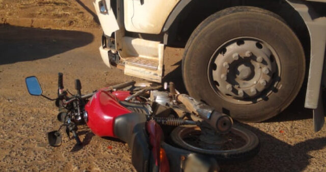 Motociclista fica ferido em colisão entre moto e carreta em Catalão