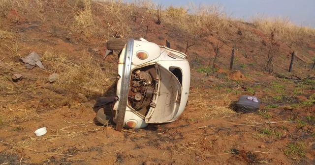 Saída de pista seguida de capotamento deixa dois feridos na GO 330 entre Ouvidor e Três Ranchos