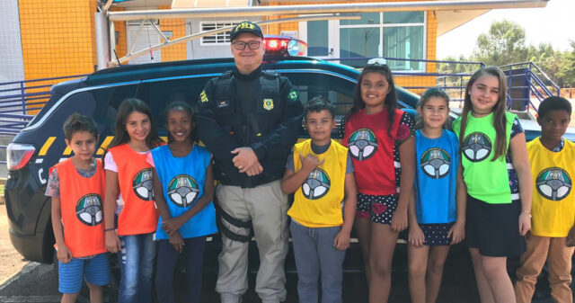 Polícia Rodoviária Federal em Catalão recebe crianças do Projeto Pequeno Aprendiz de Trânsito