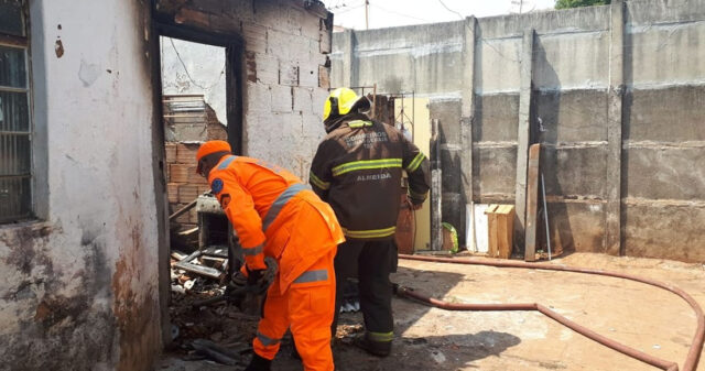 Idoso morre em incêndio registrado em colônia de casas em Uberlândia