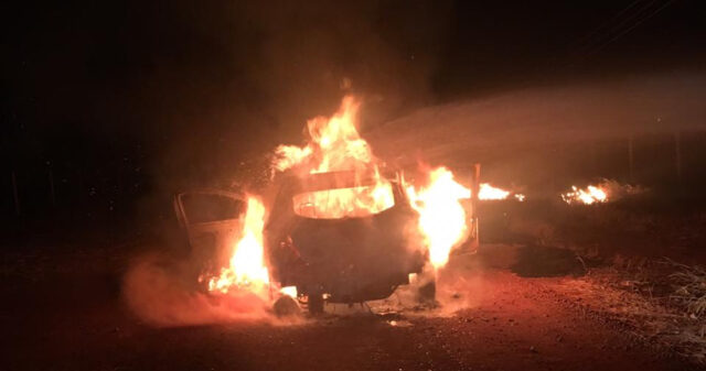 Incêndio deixa carro completamente destruído em Araguari