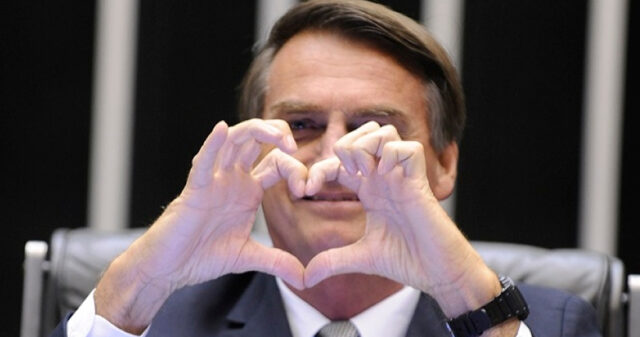 Bolsonaro sanciona lei que define impostos sobre férias, 13º e hora extra em acordo trabalhista