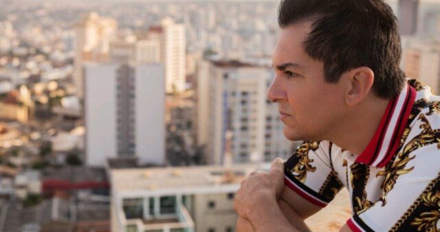 Cantor Regis Danese lança a música gospel Depressão