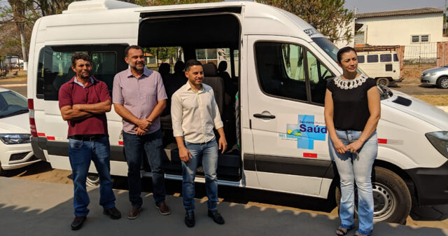 Prefeitura de Três Ranchos entrega van 0 km para Secretaria de Saúde