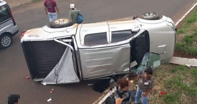 Caminhonete capota no perímetro urbano da BR-050 em Uberlândia