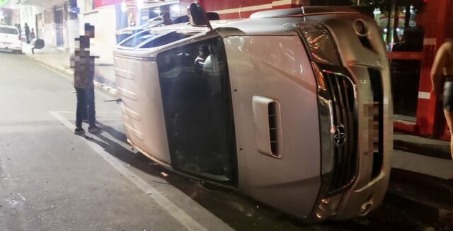 Caminhonete tomba após colisão com outro veículo em avenida de Catalão