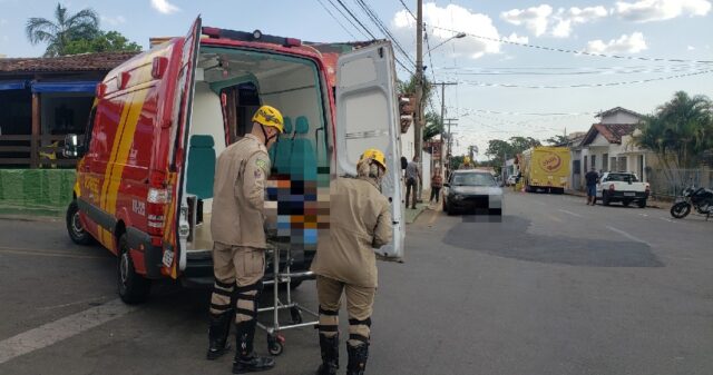 Mulher fica ferida em colisão entre carro e moto em Catalão
