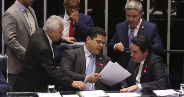 Previdência é aprovada no Senado mas governo sofre derrota
