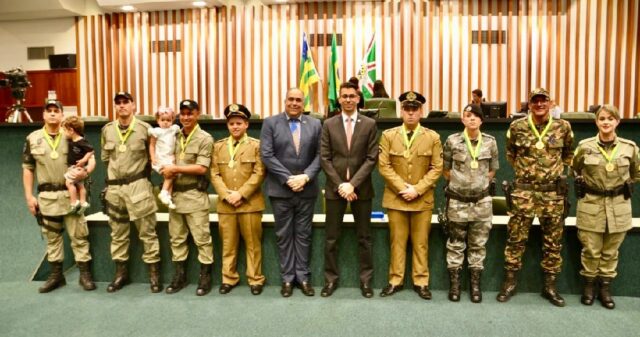 Vice presidente da Agehab, Luiz Sampaio representa governador em homenagem a Militares na ALEGO
