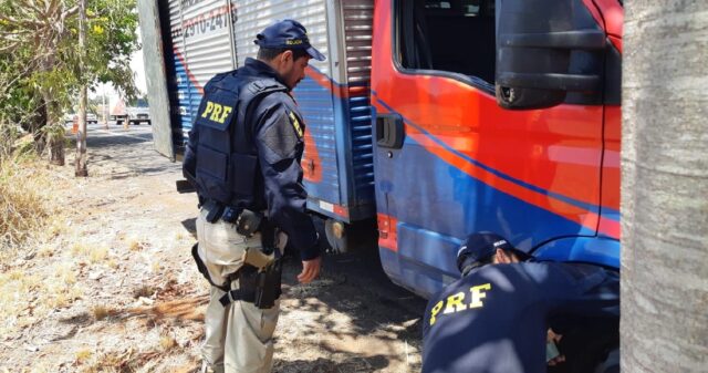 Veículo com quase três milhões em dívida é apreendido pela PRF na BR 153, em Itumbiara