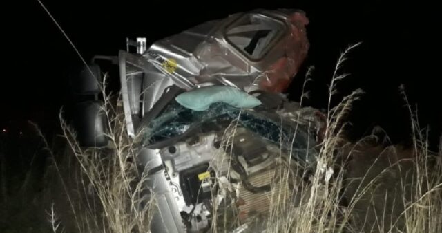 Caminhão colide com carreta e capota na BR-050 em Uberlândia