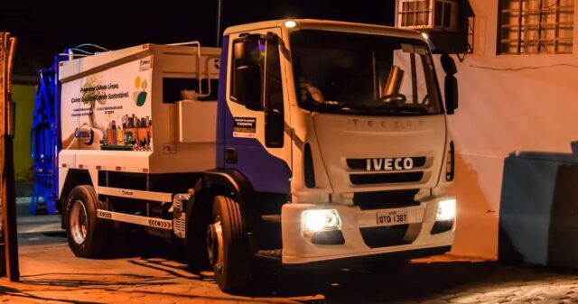 Prefeitura de Cumari recebe caminhão compactador de lixo