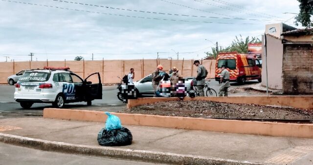 Colisão entre carro e moto no Centro de Catalão