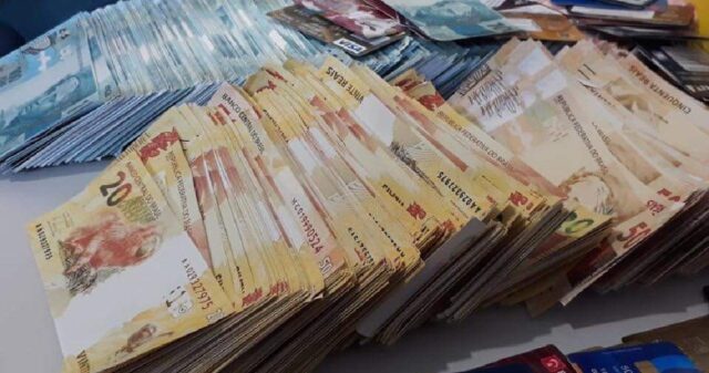 Jovem é preso com 2 milhões de reais em notas falsas em Caldas Novas