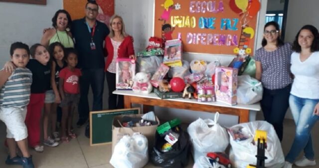 CMEI Natália Safatle e alunos recebem brinquedos da faculdade UNA