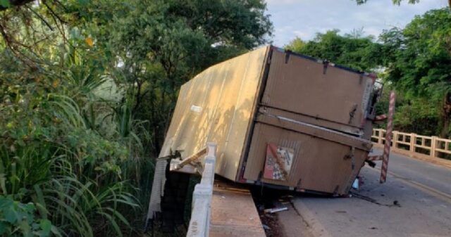 Motorista cochila ao volante e quase cai com caminhão de ponte em Paracatu