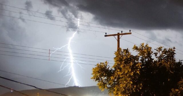 Tempestade com rajadas de vento próximo aos 100 km/h causa estragos em Pires do Rio (GO)