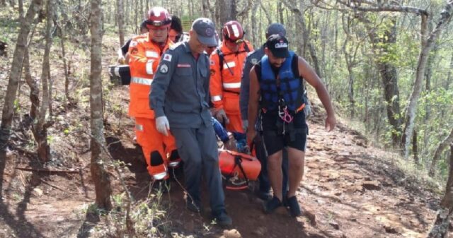 Homem cai na Cachoeira das Irmãs durante prática de rapel