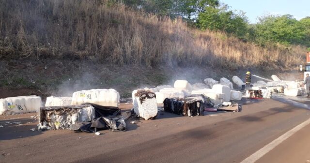 Carreta carregada de algodão tomba entre Araguari e Uberlândia e deixa trânsito lento