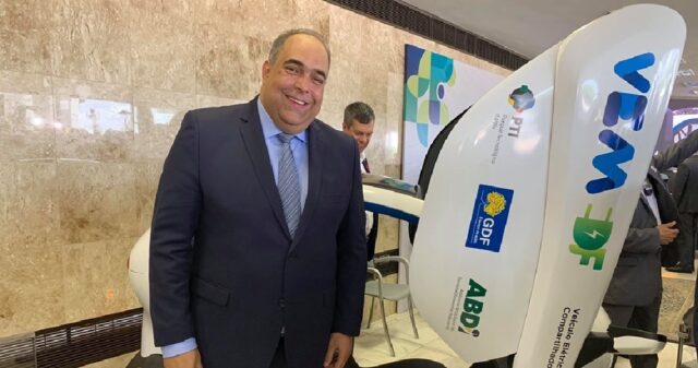Luiz Sampaio representa Governador em evento de implantação de carros elétricos no DF