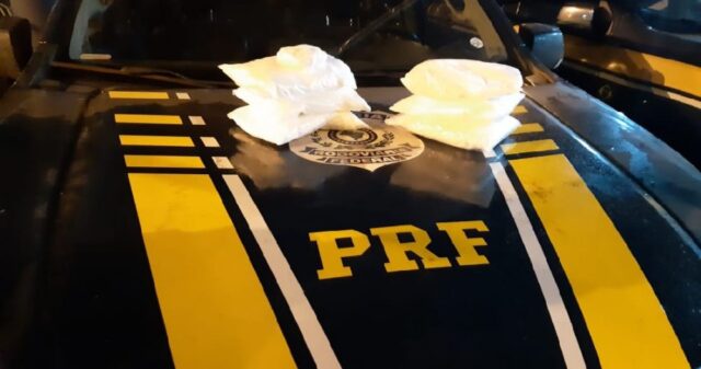 Mulher é presa pela PRF transportando droga em ônibus interestadual, em Rio Verde