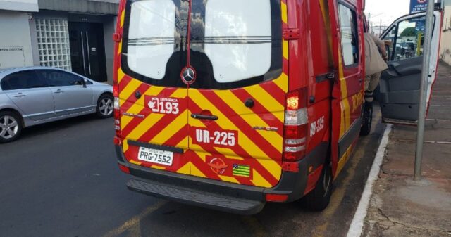 Acidente com três veículos deixa motociclista ferido no Centro de Catalão